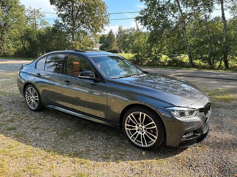 Grau Gebraucht 2019 BMW 328 Basis Limousine | 22.000 € - Bild 1/4