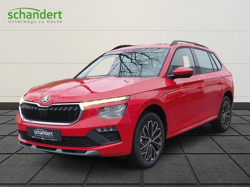 Velvetrot metallic (rot) metallic Gebraucht 2025 Skoda Kamiq Drive SUV | 23.770 € (Fairer Preis) - Bild 1/1