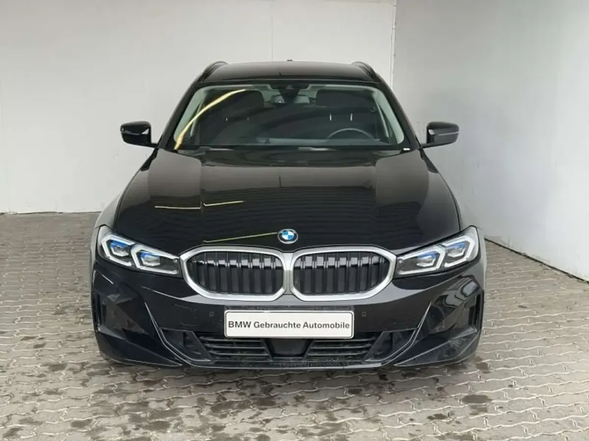 Käytetty BMW 330 252 HP (185 kW) 2023 Musta Sedan