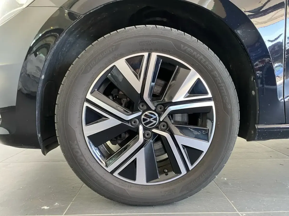 Gebraucht VW Touran Highline 150 PS (110 kW) 2023 Deep black perleffekt Van / Kleinbus