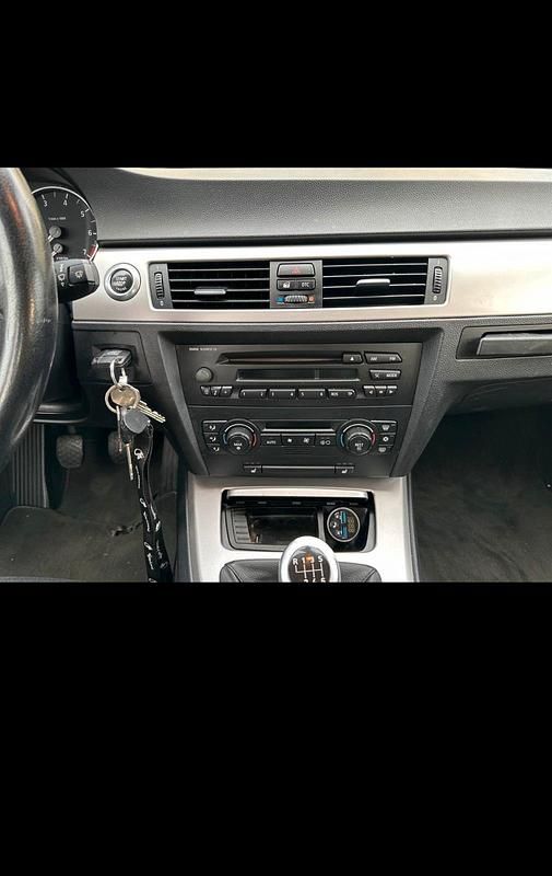 Blau Gebraucht 2006 BMW 320 Limousine | 1.800 € (Superpreis) - Bild 1/4