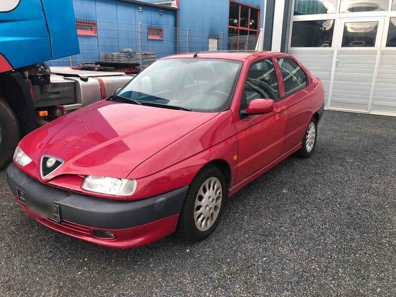 Rot Gebraucht 1997 Alfa Romeo 146 Limousine | 950 € - Bild 1/4