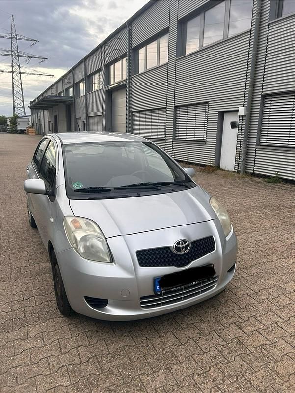 Silber Gebraucht 2006 Toyota Yaris Kleinwagen | 3.990 € (Fairer Preis) - Bild 1/4