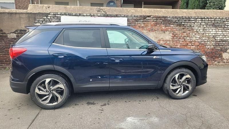 Dandy blue metallic (bas) Neu 2025 Ssangyong (KGM) Korando Premium Plus SUV | 20.999 € - Bild 1/4