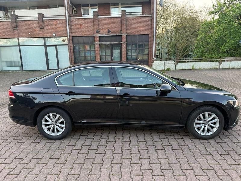 Gebraucht VW Passat 120 PS (88 kW) 2017 Schwarz Limousine