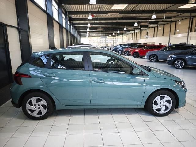 Gebraucht Hyundai i20 Select 101 PS (74 kW) 2025 Gruen Kleinwagen