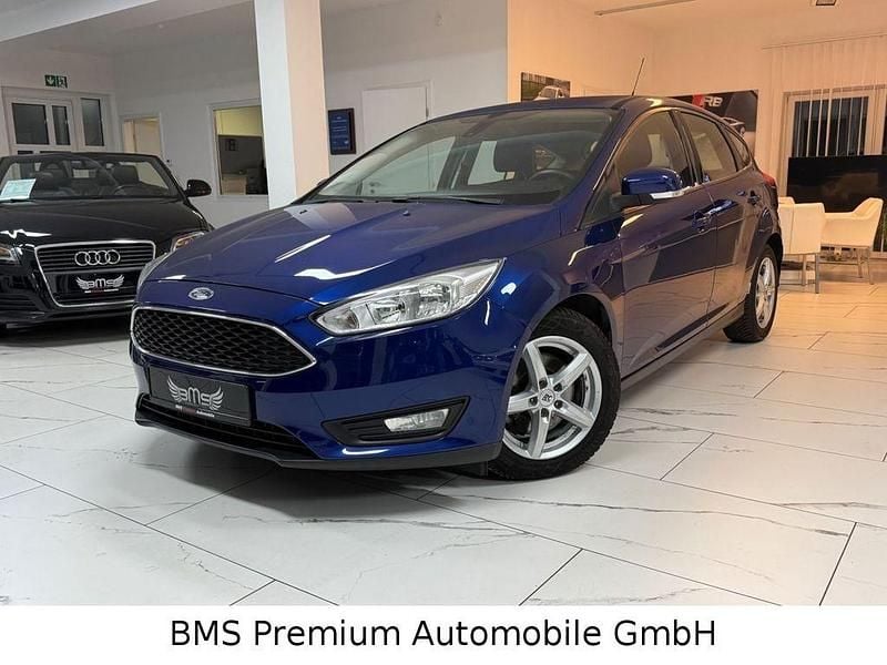 Blau Gebraucht 2015 Ford Focus Limousine | 8.475 € (Fairer Preis) - Bild 1/4