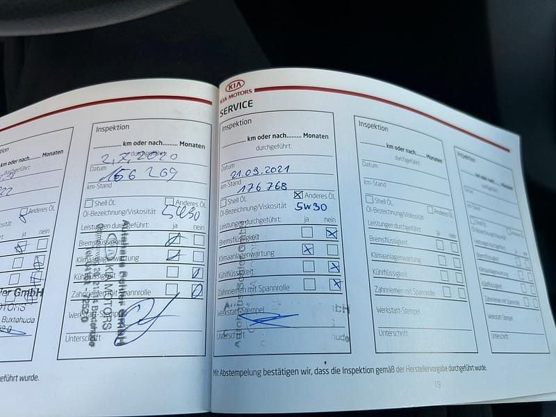 Gebraucht Kia Carens 128 PS (94 kW) 2012 Schwarz Van / Kleinbus