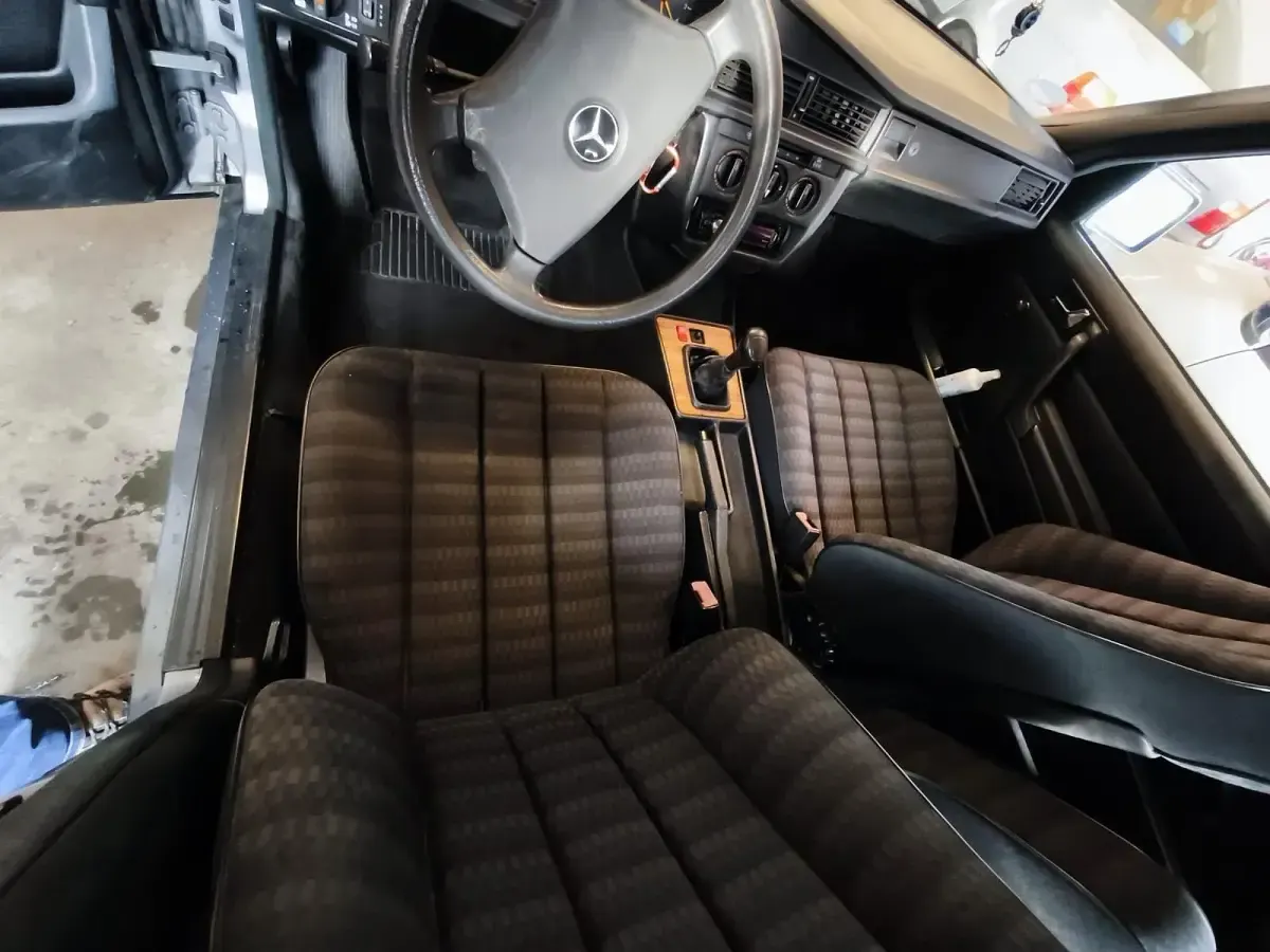 Gebraucht Mercedes 190 109 PS (80 kW) 1992 Grau Limousine