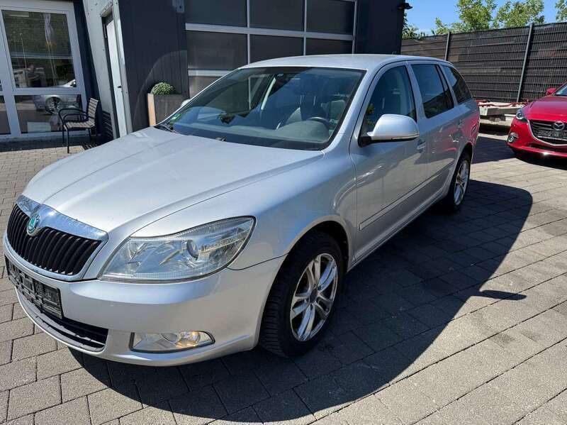 Brilliantsilber metallic Gebraucht 2012 Skoda Octavia Elegance Kombi | 3.800 € (Superpreis) - Bild 1/4