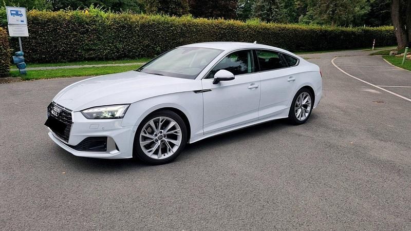 Weiß Gebraucht 2020 Audi A5 Sportback Comfort Kleinwagen | 36.900 € (Teuer) - Bild 1/4
