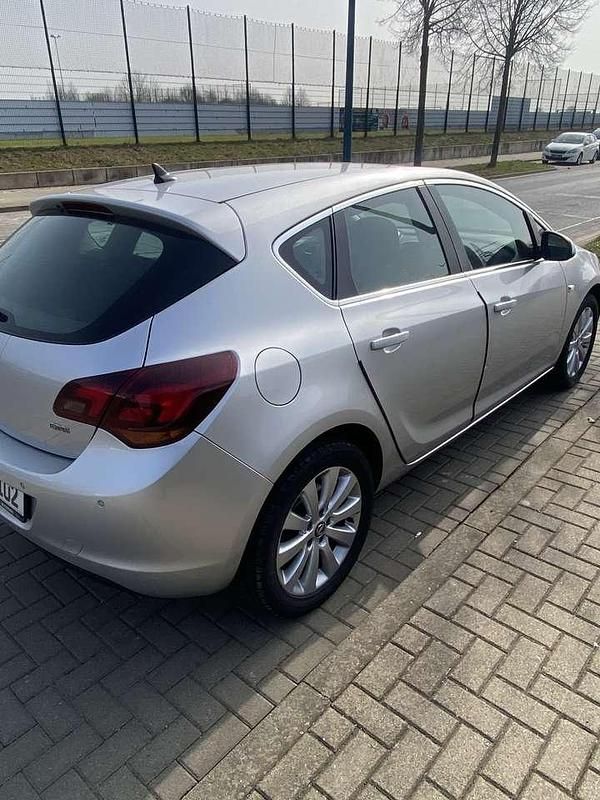 Gebraucht Opel Astra Cosmo 160 PS (117 kW) 2010 Grau Kleinwagen