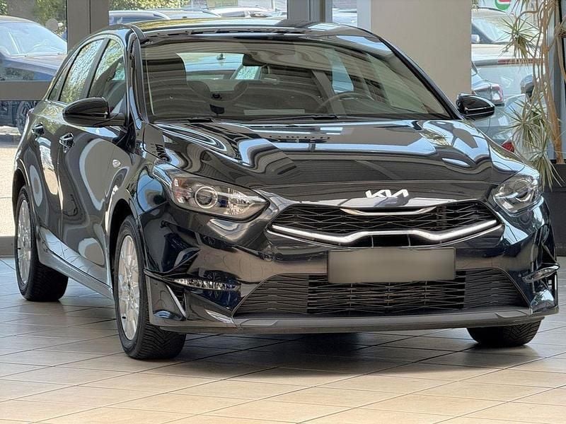Schwarz metallic Gebraucht 2022 Kia Ceed | 20.020 € (Fairer Preis) - Bild 1/4