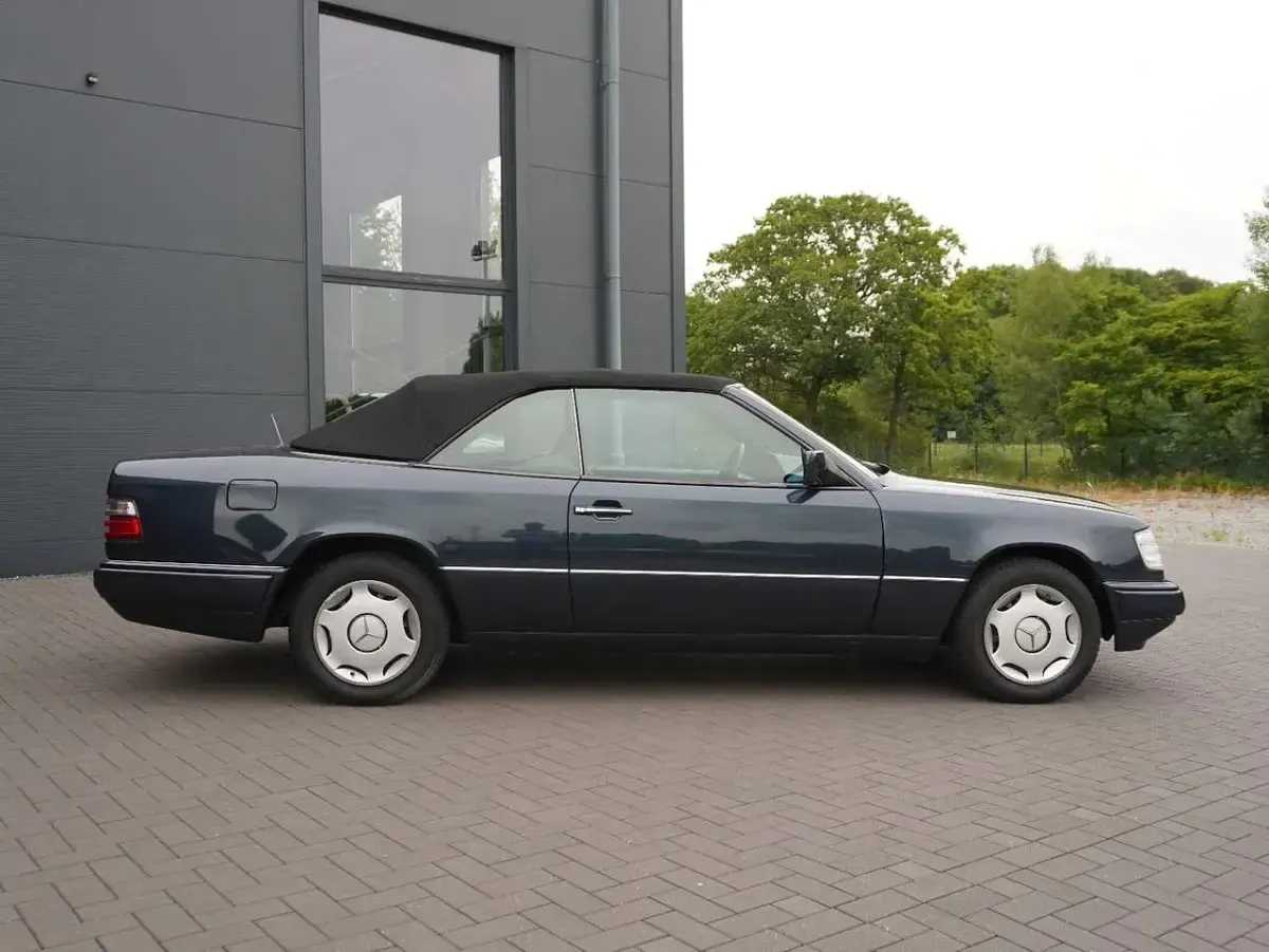 Gebraucht Mercedes E220 150 PS (110 kW) 1997 Smargdschwarzmet.189 Cabrio