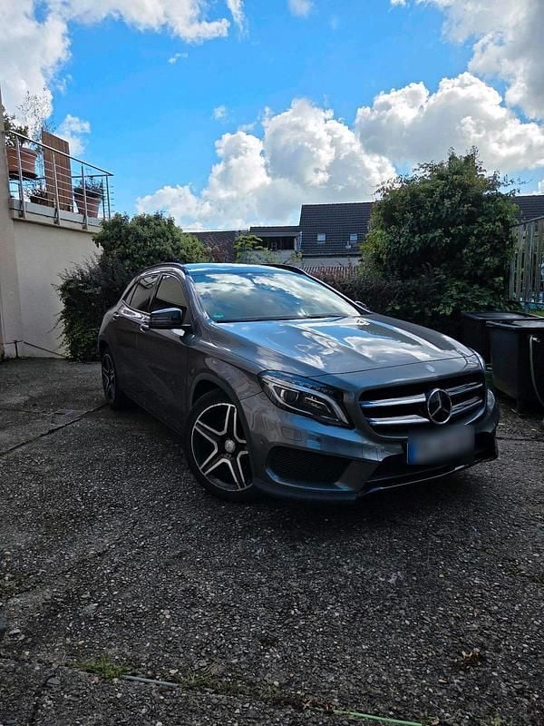 Grau Gebraucht 2015 Mercedes GLA220 AMG line SUV | 18.900 € (Guter Preis) - Bild 1/4