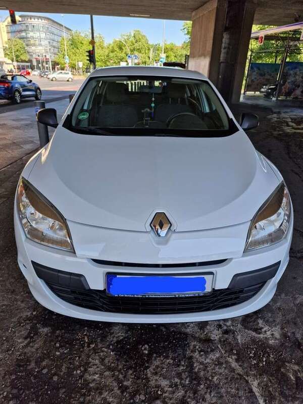 Weiß Gebraucht 2011 Renault Mégane III Expression Limousine | 6.000 € (Fairer Preis) - Bild 1/4
