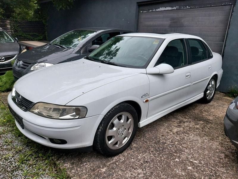 Weiß Gebraucht 1999 Opel Vectra Elegance Limousine | 2.650 € (Fairer Preis) - Bild 1/4