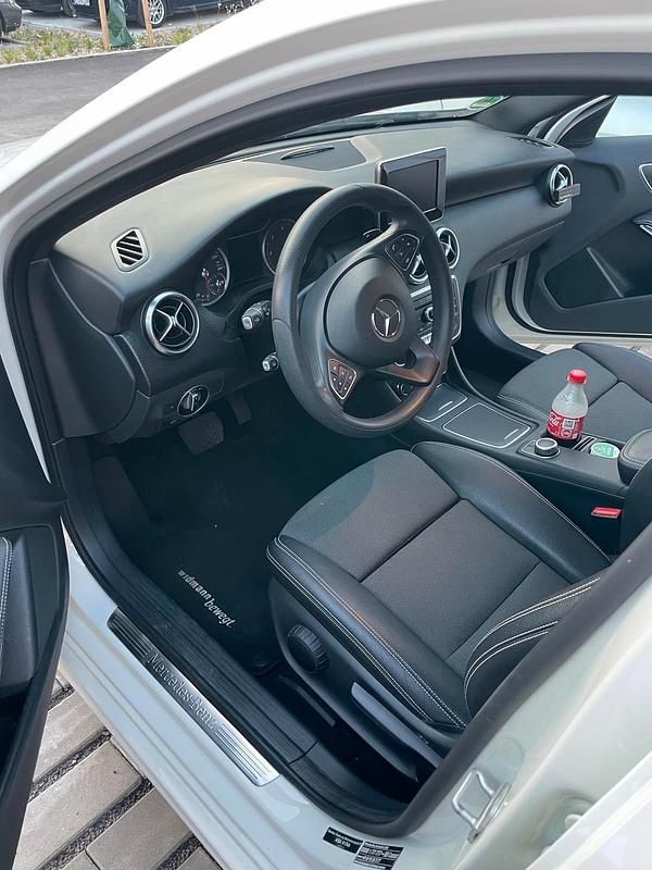 Gebraucht Mercedes A200 136 PS (100 kW) 2016 Weiß Kleinwagen