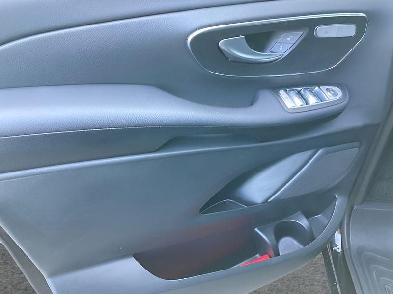 Gebraucht Mercedes V300 237 PS (174 kW) 2024 Schwarz Van / Kleinbus