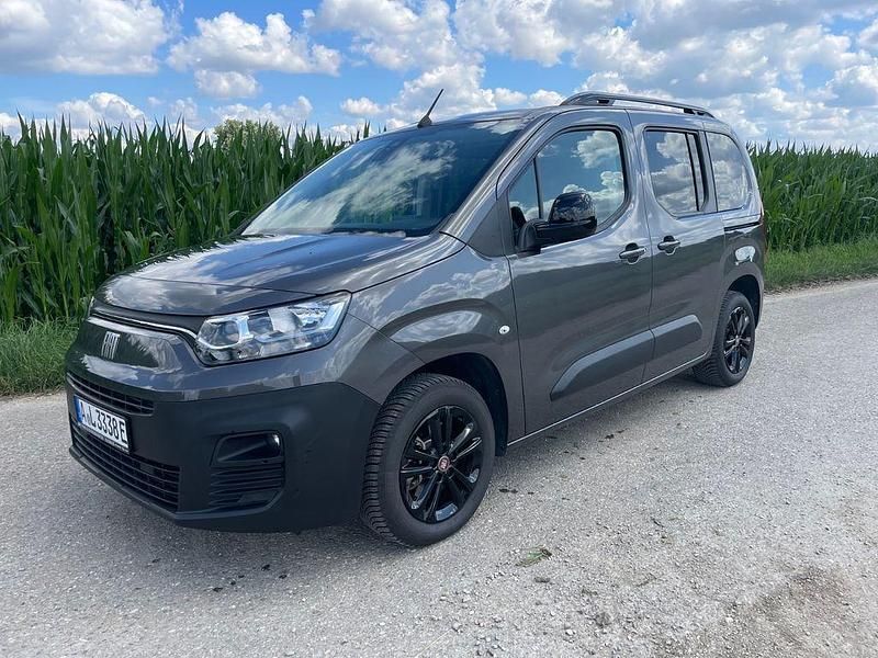 Grau Gebraucht 2023 Fiat e-Doblò Launch Edition Van / Kleinbus | 21.900 € (Guter Preis) - Bild 1/4