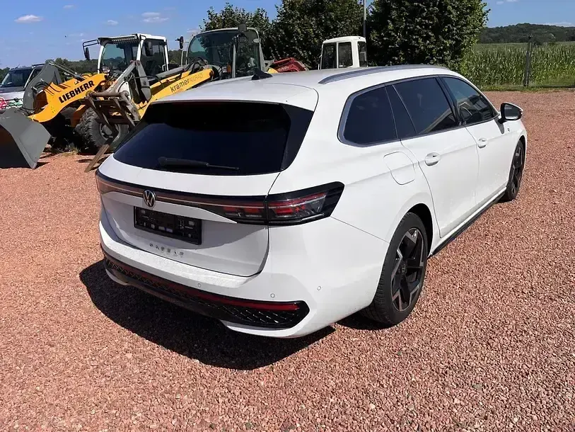 Gebraucht VW Passat R-line 150 PS (110 kW) 2025 Pure white Kombi