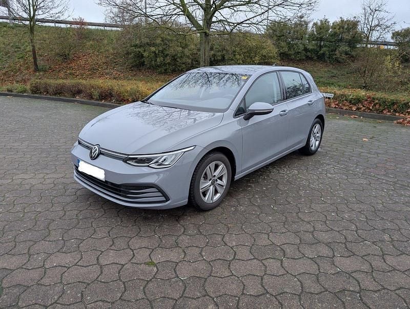 Grau Gebraucht 2023 VW Golf Life Limousine | 19.900 € (Guter Preis) - Bild 1/4