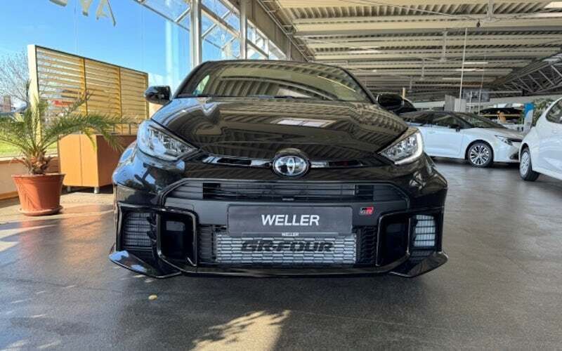 Schwarz Neu 2025 Toyota Yaris Limousine | 47.990 € (Superpreis) - Bild 1/3