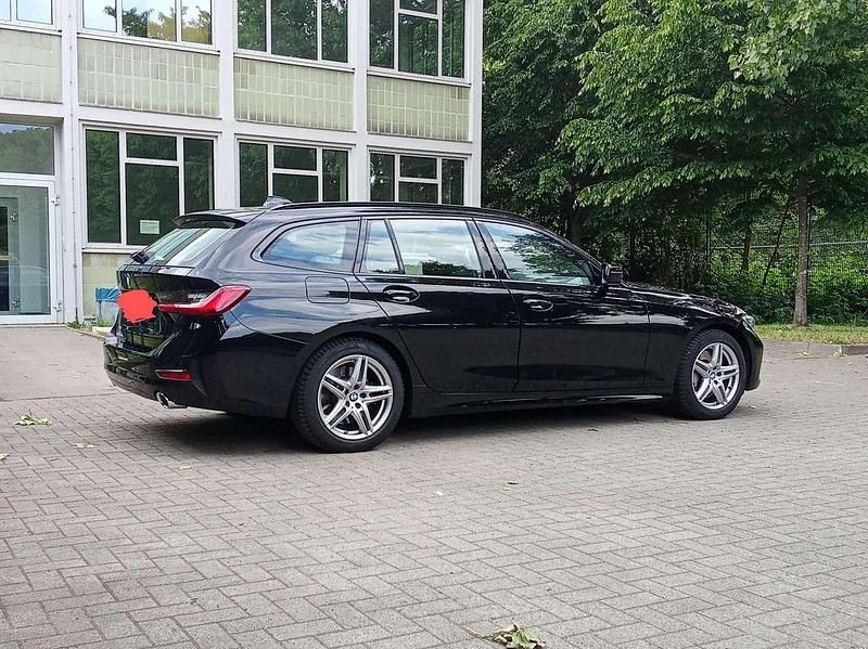 Schwarz Gebraucht 2020 BMW 330 Sport Line Kombi | 25.000 € - Bild 1/4