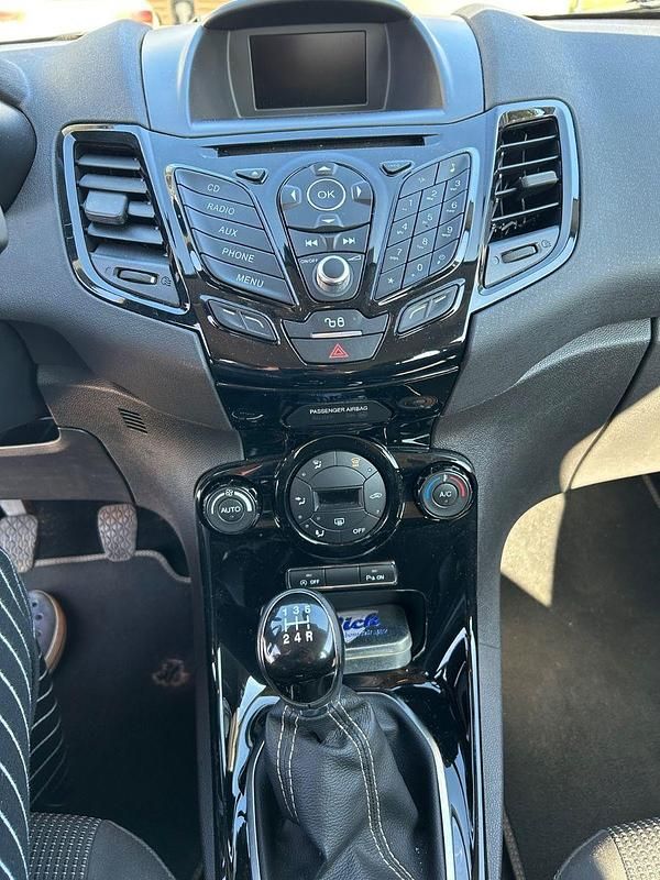 Gebraucht Ford Fiesta Titanium 101 PS (74 kW) 2016 Grau Kleinwagen