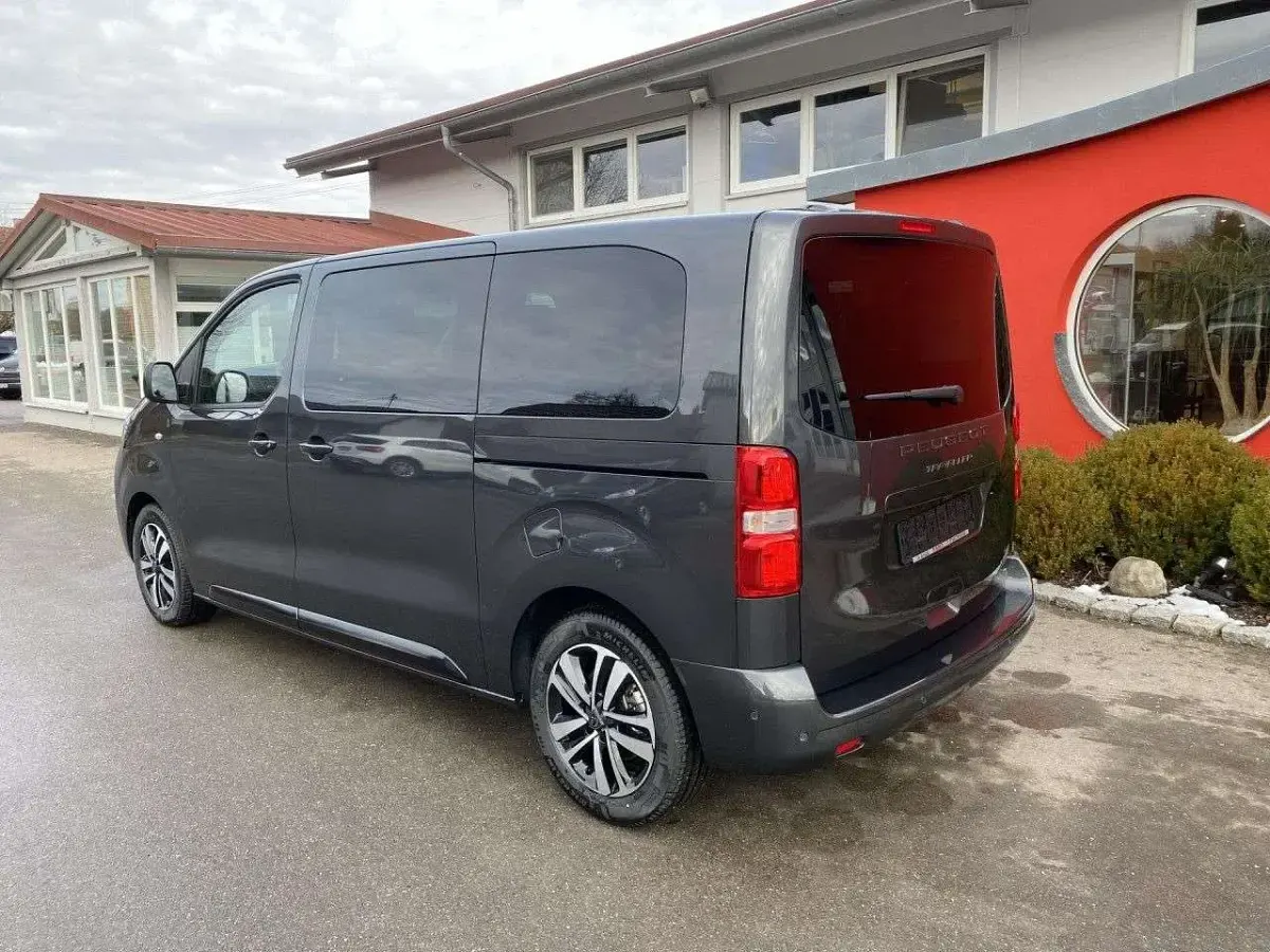 Neu Peugeot Traveller Allure 177 PS (130 kW) 2026 Titanium grau Van / Kleinbus