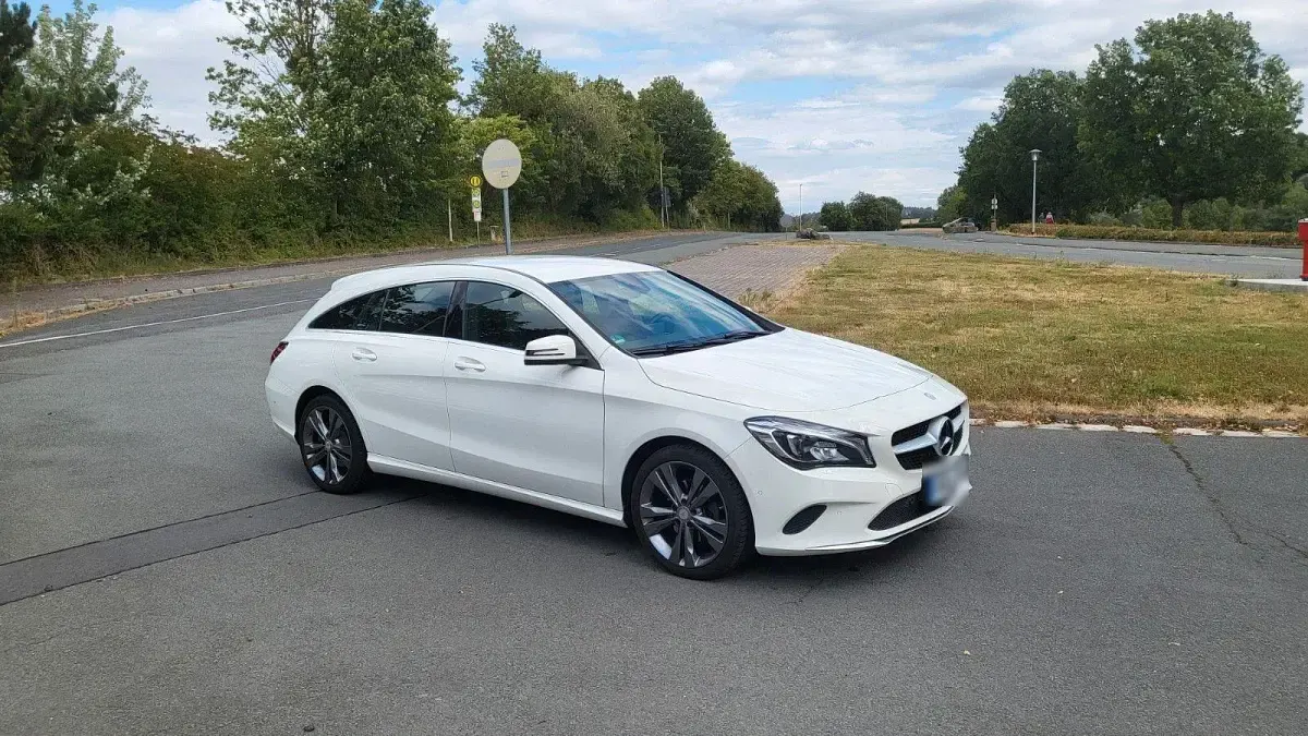 Gebraucht Mercedes CLA180 Shooting Brake 122 PS (89 kW) 2016 Weiß Kombi