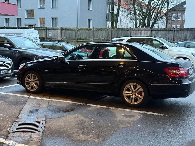 Gebraucht Mercedes E200 Avantgarde 184 PS (135 kW) 2011 Schwarz Limousine