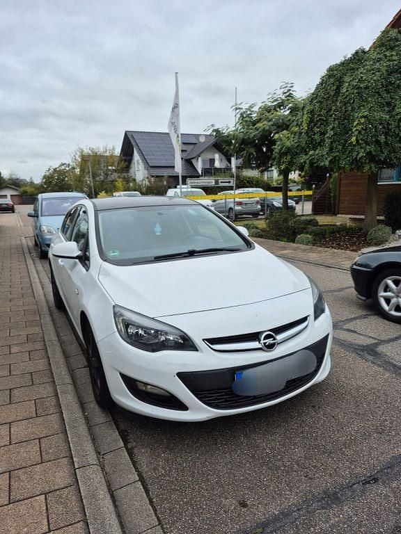 Weiß Gebraucht 2013 Opel Astra Edition Limousine | 3.200 € (Guter Preis) - Bild 1/4