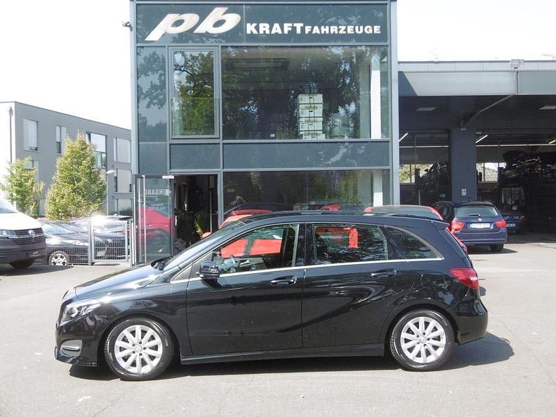 Kosmosschwarz metalliclack Gebraucht 2017 Mercedes B180 Van / Kleinbus | 16.450 € (Guter Preis) - Bild 1/4