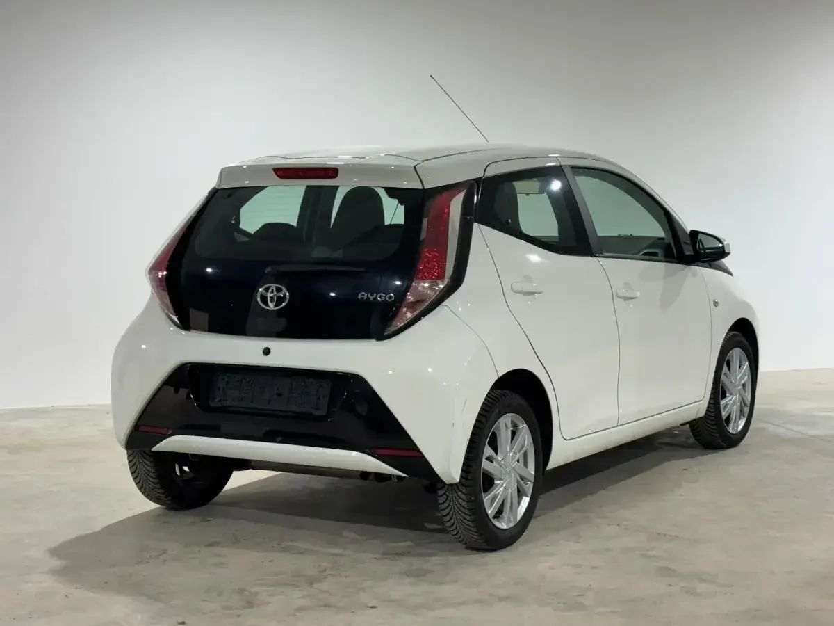 Gebraucht Toyota Aygo X-play 69 PS (50 kW) 2014 Weiß Kleinwagen