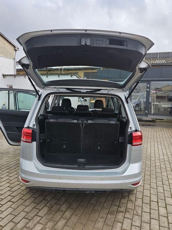 Gebraucht VW Touran Trendline 110 PS (80 kW) 2017 Silber Van / Kleinbus