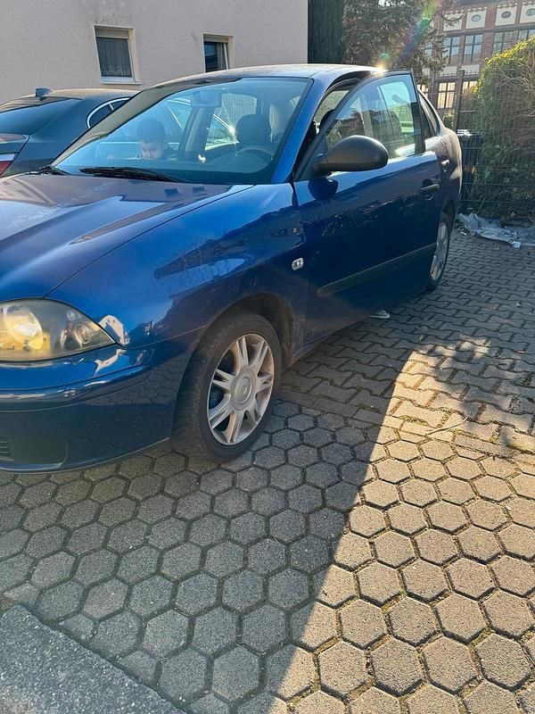Blau Gebraucht 2003 Seat Cordoba Limousine | 350 € (Guter Preis) - Bild 1/4