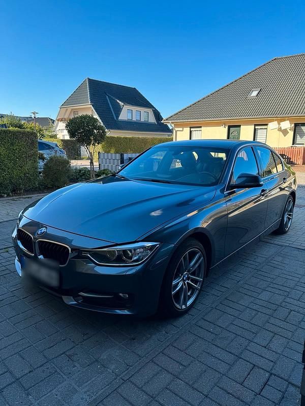 Grau Gebraucht 2014 BMW 320 Sport Line Limousine | 9.900 € (Guter Preis) - Bild 1/4