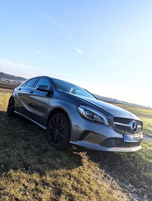 Silber Gebraucht 2017 Mercedes A220 Urban Limousine | 19.299 € (Guter Preis) - Bild 1/4