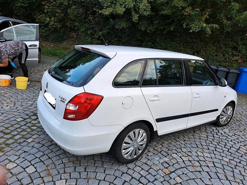 Weiß Gebraucht 2009 Skoda Fabia Kleinwagen | 1.950 € (Fairer Preis) - Bild 1/4