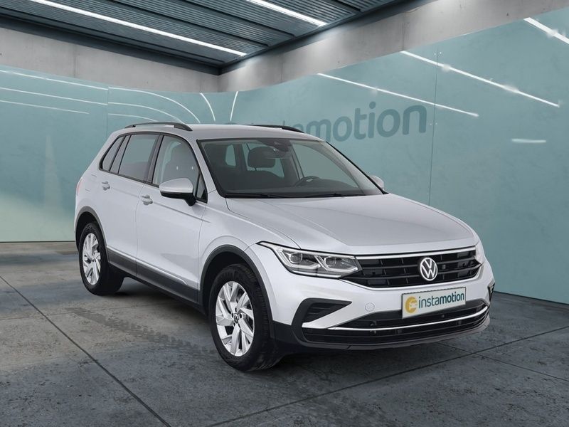 Silber Gebraucht 2023 VW Tiguan Life SUV | 40.920 € (Teuer) - Bild 1/4