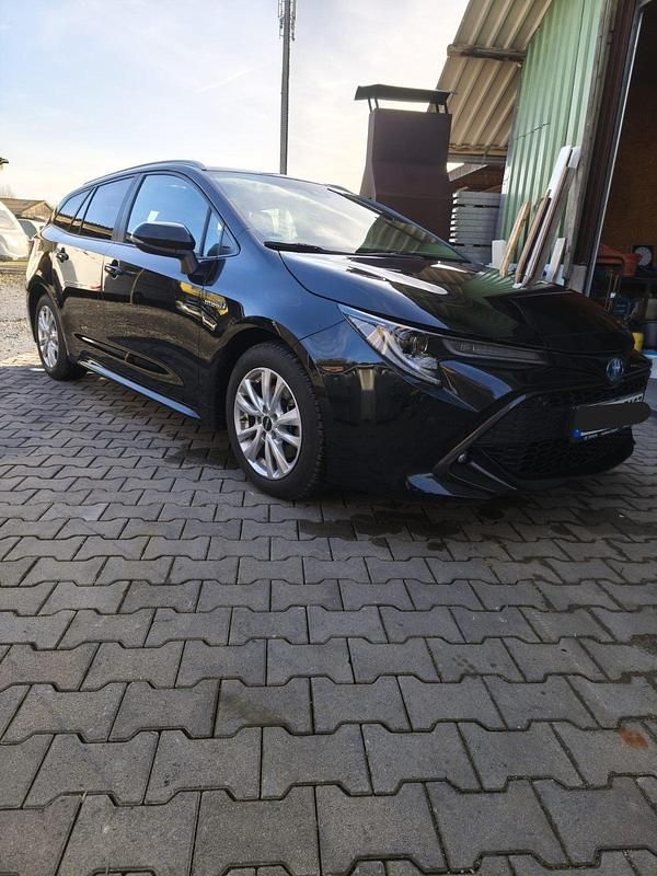 Schwarz Gebraucht 2019 Toyota Corolla Hybrid Kombi | 22.000 € (Etwas zu teuer) - Bild 1/4