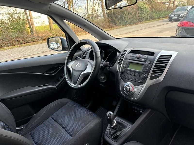 Gebraucht Hyundai ix20 90 PS (66 kW) 2012 Grau Kleinwagen