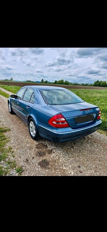 Gebraucht Mercedes E200 163 PS (119 kW) 2003 Blau Limousine