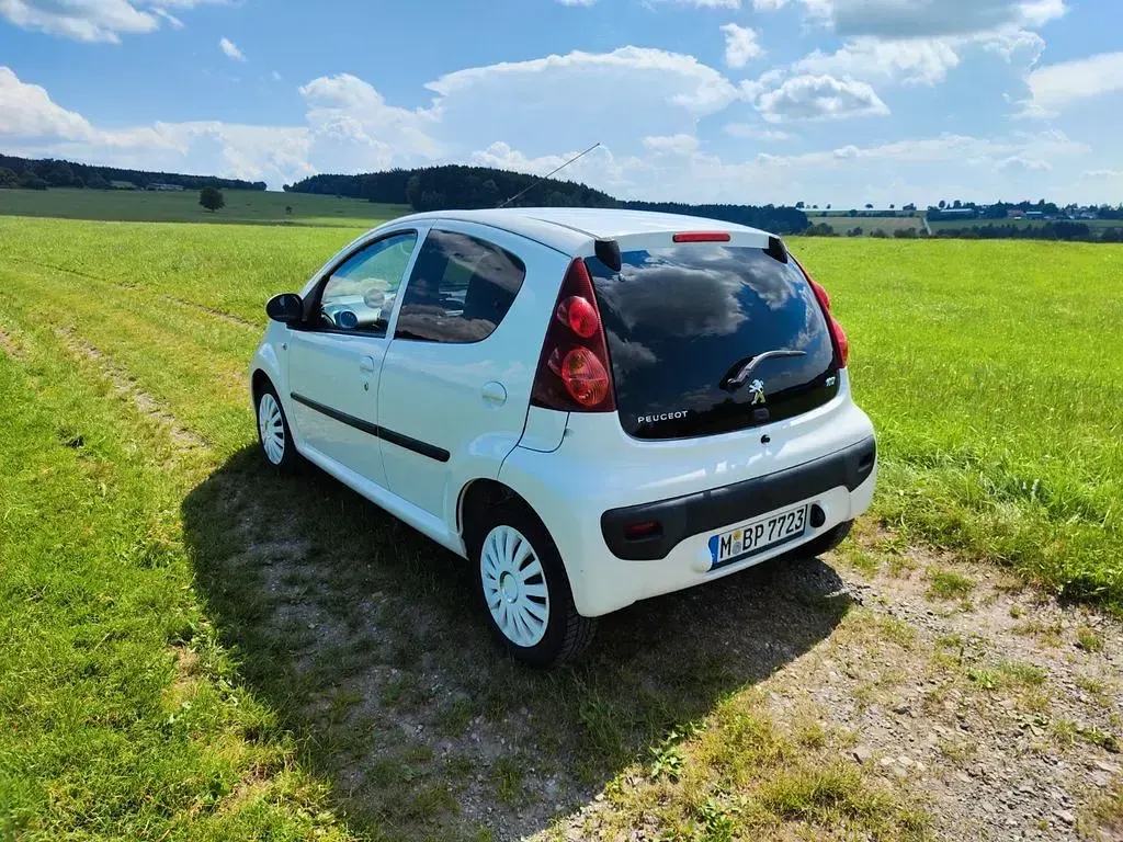 Gebraucht Peugeot 107 Active 68 PS (50 kW) 2012 Weiß Kleinwagen