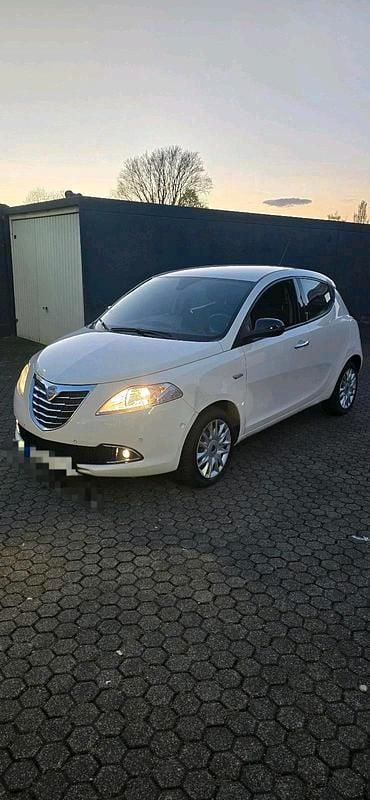 Second-hand Lancia Ypsilon 85 CP (62 kW) 2011 Alb Hatchback