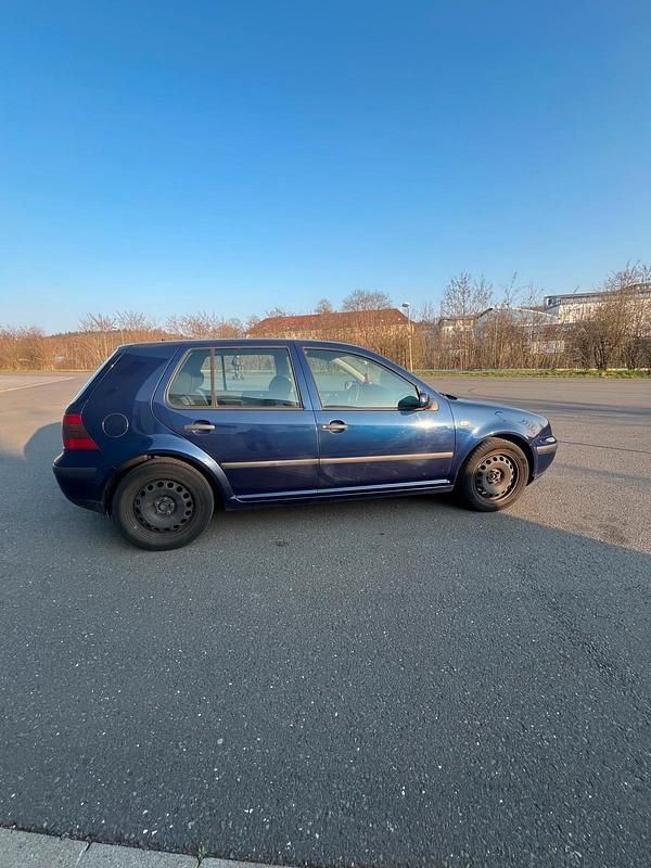 Gebraucht VW Golf IV 105 PS (77 kW) 2001 Blau Kleinwagen
