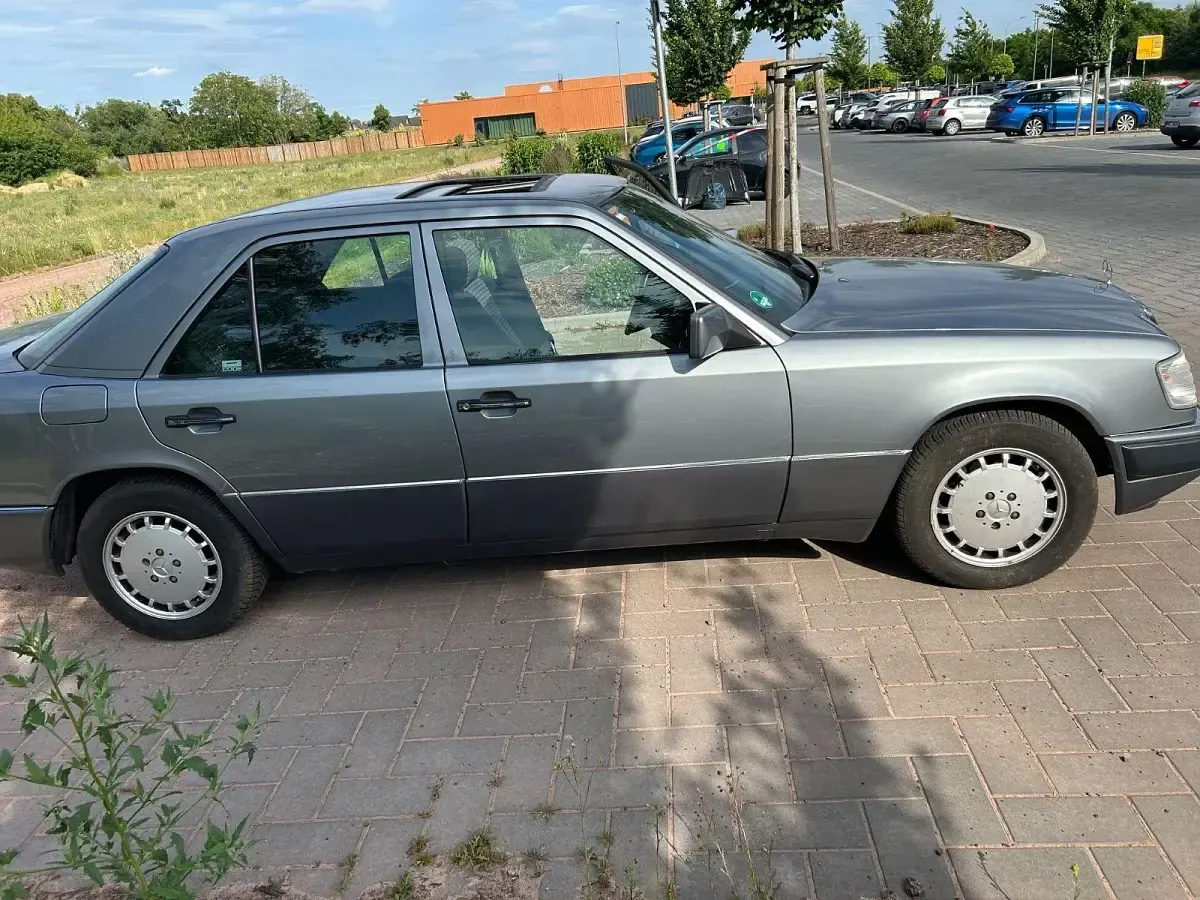 Gebraucht Mercedes E320 220 PS (161 kW) 1993 Grau Limousine