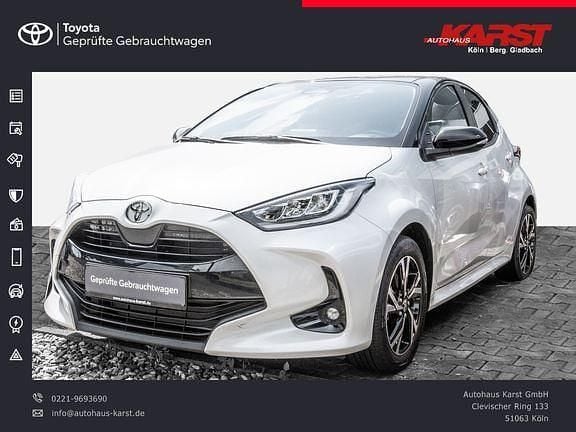 Weiss dach schwarz Gebraucht 2024 Toyota Yaris Hybrid Kleinwagen | 24.285 € (Fairer Preis) - Bild 1/4