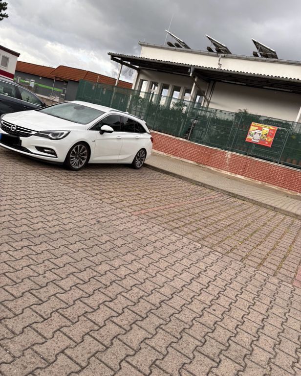 Weiß Gebraucht 2017 Opel Astra Dynamic Kombi | 12.900 € (Etwas zu teuer) - Bild 1/4